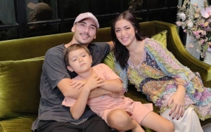 Natalan Bareng Keluarga Vincent Verhaag, Jessica Iskandar Pamer Momen 'Langka' Bareng Papa Mertua