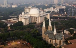 Indahnya Persaudaraan: Gereja Katedral Gelar Misa Natal, Istiqlal Sediakan Parkir untuk Jemaat