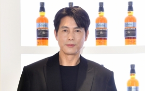 Bukan Pemain, Jung Woo Sung Ternyata Jadi Tukang Sapu di Lokasi 'The Silent Sea'
