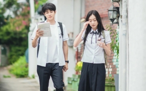 Choi Woo Shik Cium Kim Da Mi di Tengah Hujan, 'Our Beloved Summer' Pecah Rekor Rating Pribadi