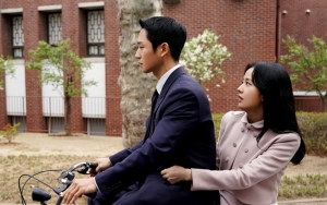 Boncengan Mesra, Jung Hae In Gagal Keren di Depan Jisoo BLACKPINK Saat Syuting 'Snowdrop'