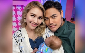 Pasrah, Ivan Gunawan Ngenes Banget Lihat Kelakuan Bobrok Ayu Ting Ting Pada Sang 'Anak' Boneka