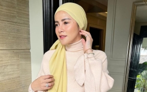 Beda dari Biasanya, Gaya Hijab Olla Ramlan Saat Liburan Bareng Keluarga Dikomentari Begini