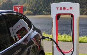 Cacat Bagasi dan Kamera, Tesla Tarik Kembali Hampir Setengah Juta Unit Mobil