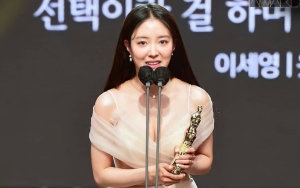 MBC Drama Awards 2021: Lee Se Young Tahan Tangis Raih Piala, Ngaku Khawatir Main di 'The Red Sleeve'