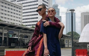 Rayakan Tahun Baru 2022, Aksi Adam Rosyadi Elus-Elus Agnes Monica Buat Baper Fans