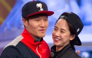 Beredar Foto Mesra Kim Jong Kook dan Song Ji Hyo di Tahun Baru, Ini Faktanya