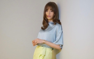 Papan Reklame 'Emily in Paris' Jadi Sasaran Vandalisme, Lily Collins Malah Puji Sang Pelaku?
