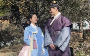 Begini Kelucuan Lee Se Young dan Junho Saat Mendadak Jadi MC Penghargaan di Lokasi 'The Red Sleeve'