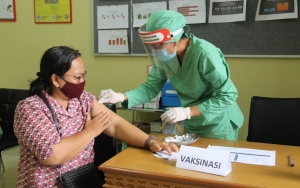 Booster COVID-19 RI: DPR Imbau Diberikan Gratis, Satgas Sebut Tak Ada Indikasi KIPI Berat