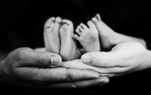 Momen Langka, Seorang Ibu Lahirkan Bayi Kembar di Tahun yang Berbeda