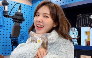 Paling Niat, Wendy Red Velvet Lantang Bacakan Surat Hasil Tulisan Tangan Sendiri di Area Parkiran