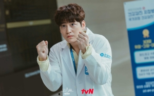 Viral Kim Bum 'Kesakitan' Rawat Pasien di 'Ghost Doctor', Ramai Digoda Salah Jurusan