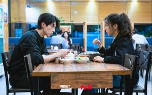 Lee Dong Wook Dibelai Han Ji Eun Saat Berdua Saja, Tim 'Bad and Crazy' Bocorkan Soal CLBK