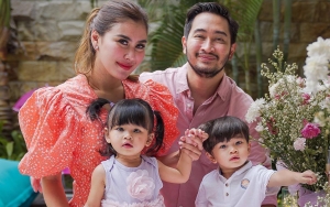 'Perjuangan' Syahnaz Sadiqah Foto Bareng Anak Kembar, Aksi Tak Teduga Zayn Malah Gemas Bak Boneka