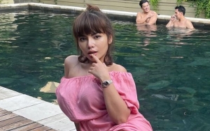 Ajak Ayah-Adik Liburan ke Pantai, Baju Dinar Candy Jadi Perbincangan