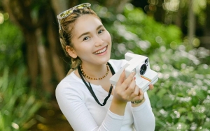 Ayu Ting Ting Tampil Seksi Kenakan Gaun Batik, Bagian Punggung Malah Disindir