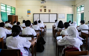 Khawatir Terjadi Gelombang Ketiga COVID-19, PTM 100 Persen di Bekasi Kembali Ditunda
