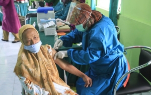Lansia yang Tak Miliki PeduliLindungi Bisa Langsung ke Faskes Terdekat Untuk Disuntik Booster