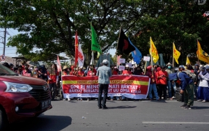 Massa Buruh Demo Tolak UU Ciptaker Mulai Berdatangan di DPR, Lalin Terpantau Ramai Lancar