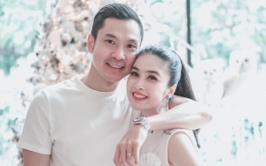 Foto Bareng Suami, Sandra Dewi Gercep Klarifikasi Usai Wajahnya Dianggap Mulai Menua