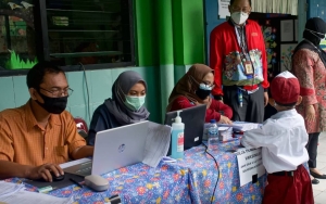 Dikeluhkan Wali Murid, Jokowi Larang Sekolah Minta Orangtua Tanda Tangani Surat Pernyataan Vaksin