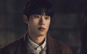 Pesona Kontras Kim Sung Cheol di Lokasi Syuting 'Our Beloved Summer' Jadi Sorotan