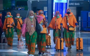 Belasan Petugas Umrah RI Dikonfirmasi Positif COVID-19, Omicron?