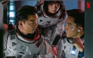 Promosi 'The Silent Sea', Lee Moo Saeng Nangis Saat Main Game Bareng Gong Yoo Cs