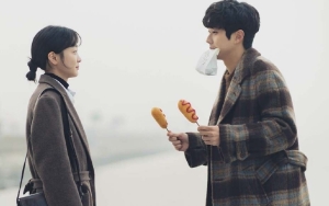 Interaksi Kim Da Mi dan Choi Woo Shik Saat Syuting Adegan Mesra 'Our Beloved Summer' Bikin Gemas