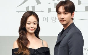 Jeon So Min dan Chansung 2PM Asyik Selfie di BTS 'Show Window: The Queen's House'