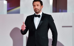 Ben Affleck Digoda Tak Pernah Ganti Baju Usai Bolak-Balik Kepergok Paparazi Kenakan Kemeja Yang Sama