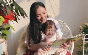 Asmirandah Buktikan Ketepatan Feeling Ibu Saat Ajak Baby Chloe ke Pantai, Momennya Super Gemas