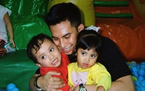 Niko Al Hakim Ajarkan Anak Salat Bareng, Tingkah Xabiru-Chava Disorot