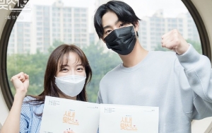 Romantis Banget, Ahn Hyo Seop Payungi Kim Sejeong di Foto Adegan Perdana 'Business Proposal'