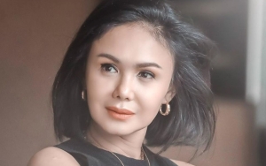 Yuni Shara Bak ABG Pakai Mini Dress Bulu Angsa, Penampakan Kaki Malah Bikin Salfok
