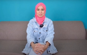 Intip 8 Potret Tya Ariestya Belajar Berhijab, Semangatnya Bikin Hati Adem