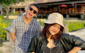 Belum Sebulan, Fuji Bereaksi Begini Saat Hadiah dari Fadly Faisal Lecet