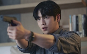 Seo Kang Joon Tampil Penuh Karisma di Foto Adegan 'Grid', Begini Kata Tim Produksi