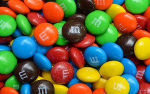 Permen Cokelat M&M's Rebranding, Logo Hingga Sepatu Karakter Ikut Berubah