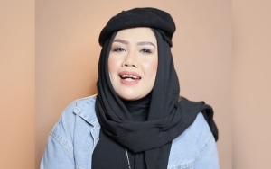 Ely Sugigi Jatuh Sakit Usai Mimpi Digigit Ular, Terawangan Peramal Ini Mengejutkan