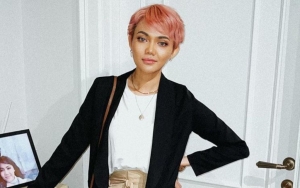 Rina Nose Tampil dengan Gaya Rambut Beda, Tulisan di Sepatu Malah Jadi Sorotan