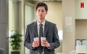 Lee Jun Young Diam-diam Bak Anak Anjing, Begini Kata Sutradara 'Love and Leashes'