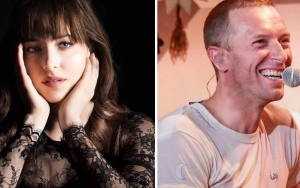 Chris Martin Tak Sengaja Keciduk Kamera Saat Dakota Johnson Lakukan Zoom, Interaksi Keduanya Disorot