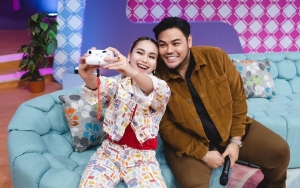 Aksi Ayu Ting Ting Tiup Telinga Ivan Gunawan Bikin Heboh, Ramai Didesak Segera Nikah