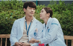 Rain Tegur Uee di Lokasi Syuting 'Ghost Doctor', Endingnya Membagongkan