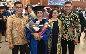 Putri Nurul Arifin Dimakamkan Bareng Rokok dan Botol, Adik Tampan Hadir Curi Perhatian