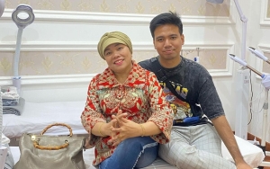Frans Kakak Fuji Nyeker Usai Jumatan Pakai Sepatu Mahal, Reaksi Oma Dewi Diserbu