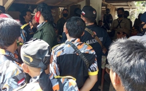 Polisi Gelar Sweeping di Markas GMBI Bogor, Temukan Sejumlah Sajam dan Belasan Orang Diamankan