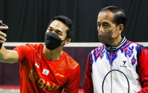 Jonatan Christie Pamer Foto Bareng Presiden Jokowi, Siap Bagi Angpao Imlek?